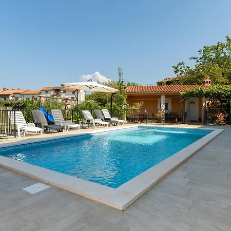 2 3 Bedrooms & Private Pool *