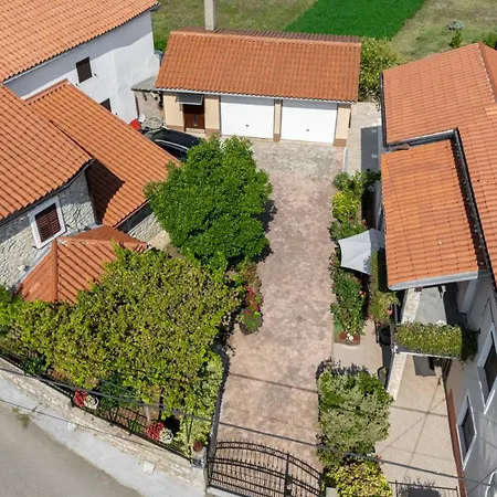2 3 Bedrooms & Private Pool Nedeščina
