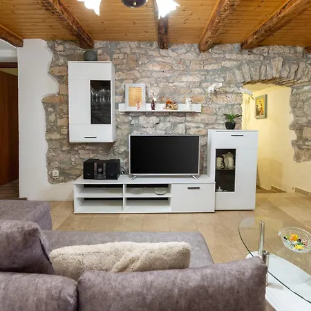 2 3 Bedrooms & Private Pool *