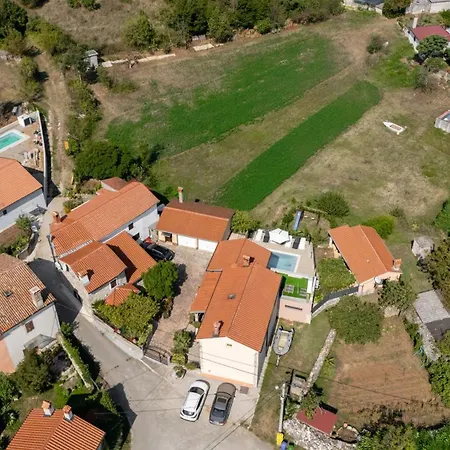 2 3 Bedrooms & Private Pool *