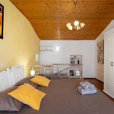 2 3 Bedrooms & Private Pool *